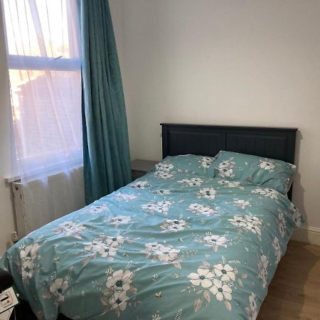 Snug 5-Bedroom Residential Home In Great لندن المظهر الخارجي الصورة