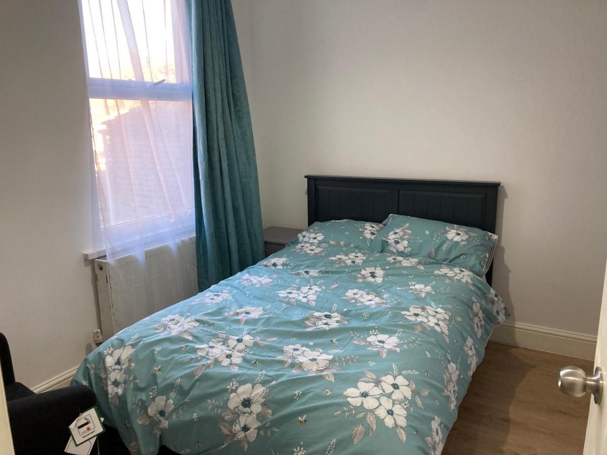 Snug 5-Bedroom Residential Home In Great لندن المظهر الخارجي الصورة