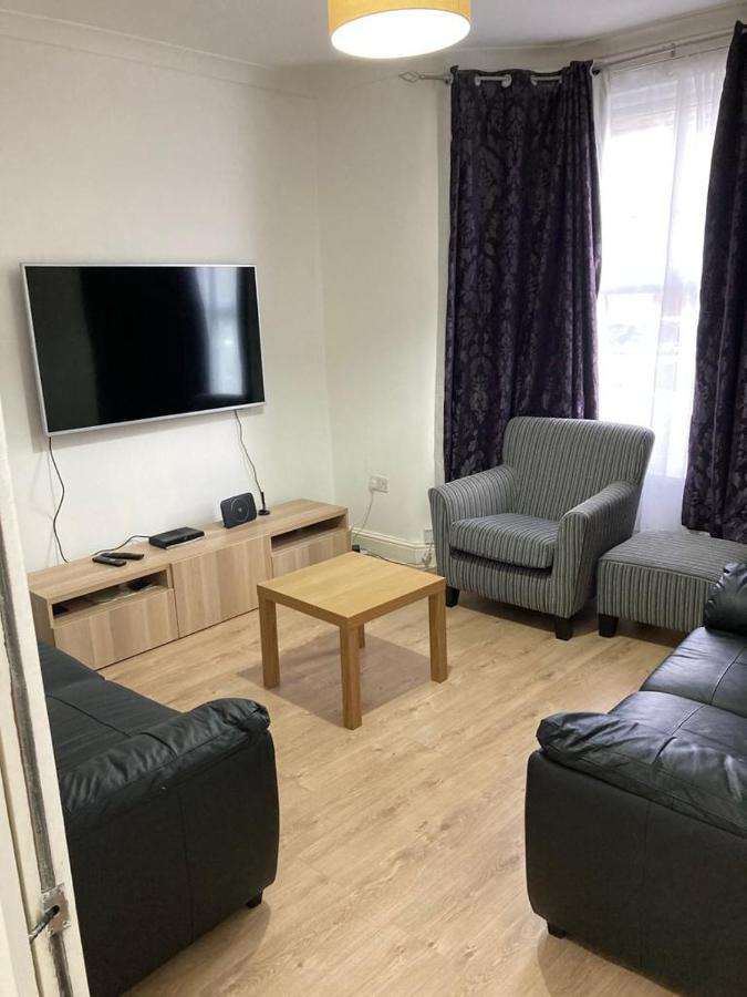Snug 5-Bedroom Residential Home In Great لندن المظهر الخارجي الصورة